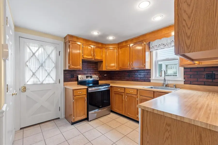 156 Gershom Ave, Lowell, MA 01854 - #2