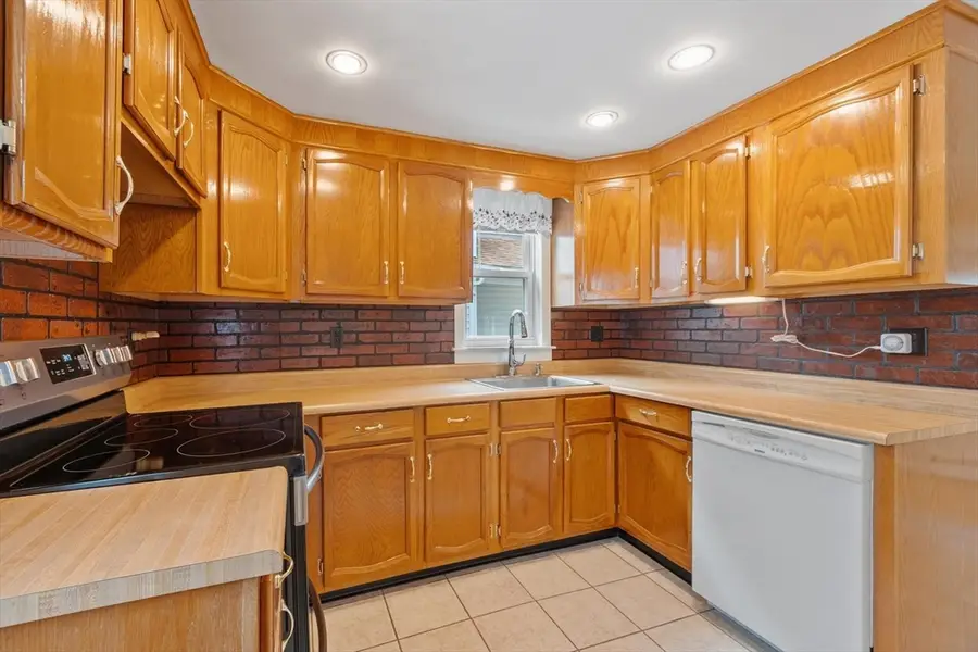 156 Gershom Ave, Lowell, MA 01854 - #3