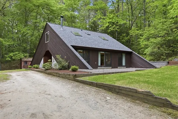 39 Hog Hill Road, Pepperell, MA 01463