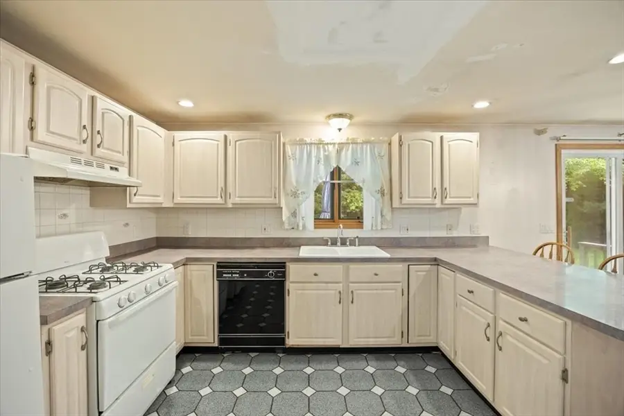 375 Mockingbird Way, East Taunton, MA 02718 - #2