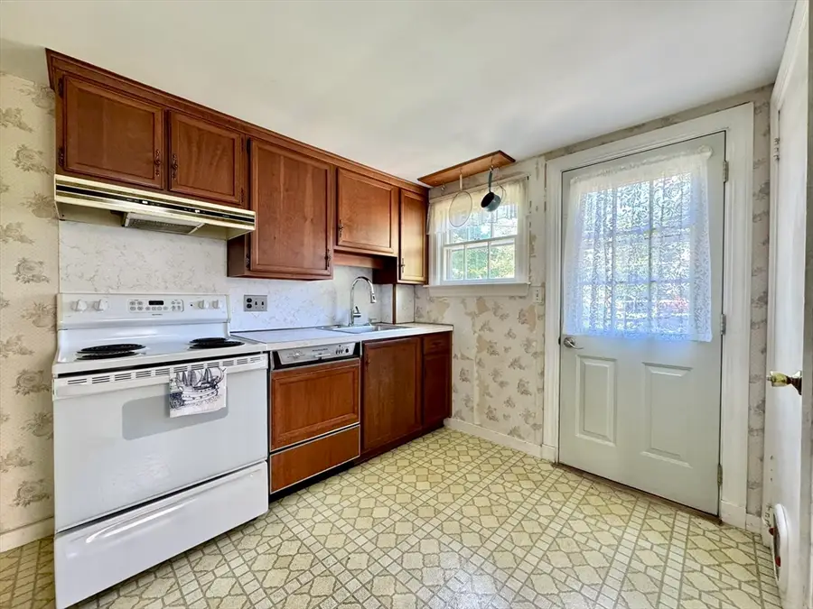 262 W Shore Dr, Marblehead, MA 01945 - #2