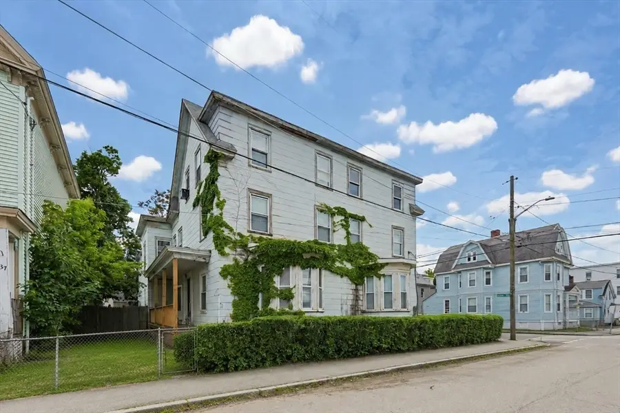 35 Oak St, Lowell, MA 01852 - #3