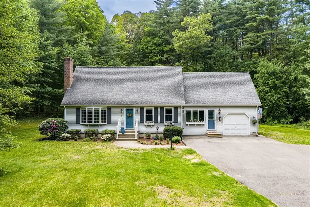 7 Caroline Cir, Palmer, MA 01069 - #1