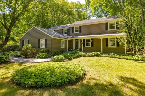 27 Tallwood Dr, Seekonk, MA 02771