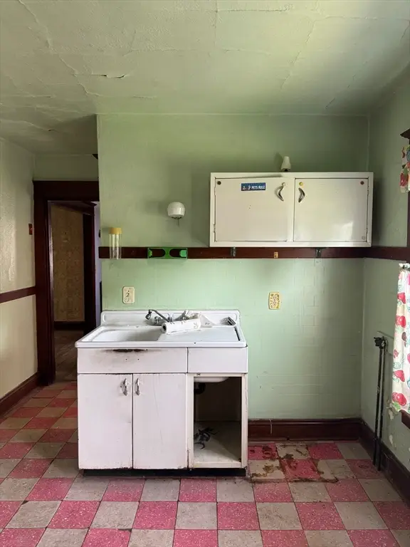 220 South St, Holyoke, MA 01040 - #3