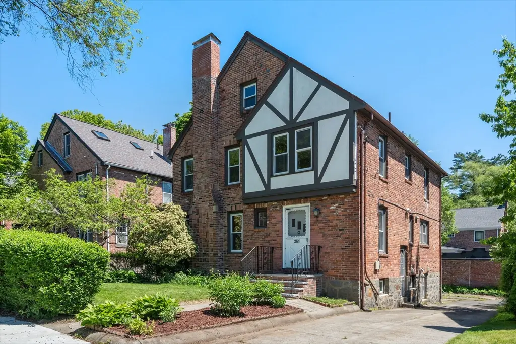 261 Russett Rd, Chestnut Hill, MA 02467 - #1