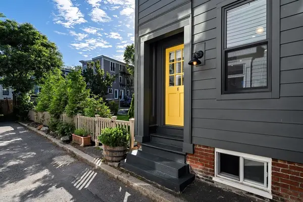 8 Bolton Pl, Boston, MA 02129