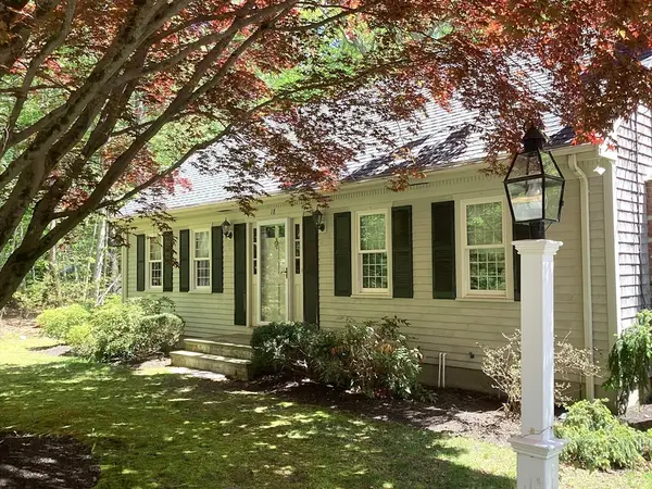18 Bennett Rd, Rochester, MA 02770