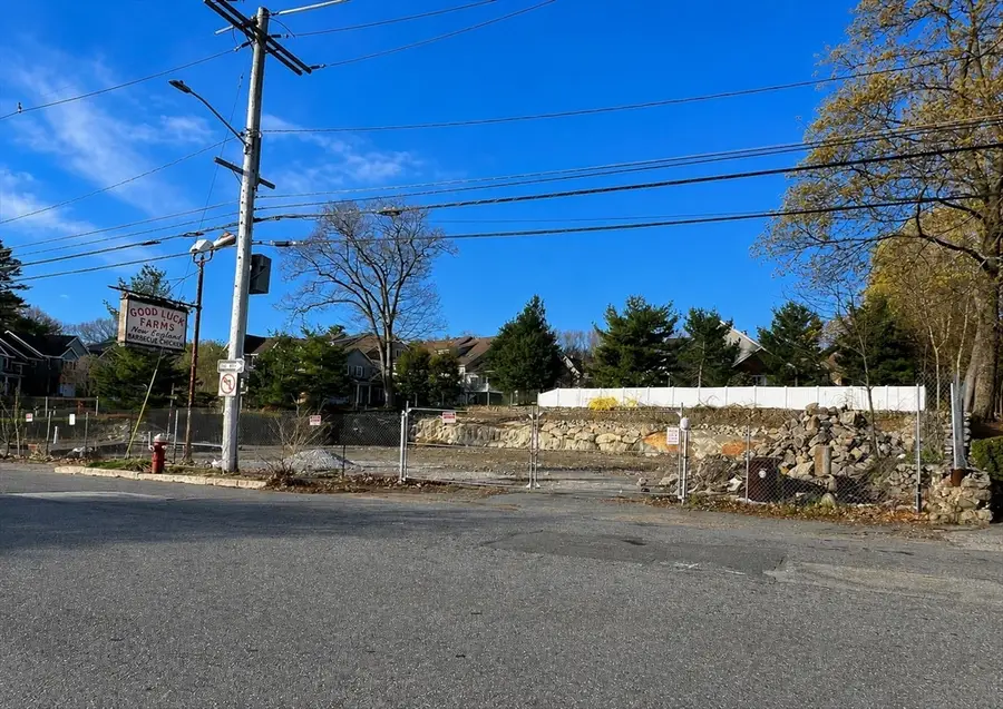 922 Lynnfield St, Lynnfield, MA 01940 - #3