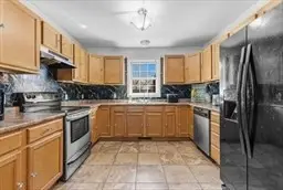 563 Woodman St, Fall River, MA 02724 - #3