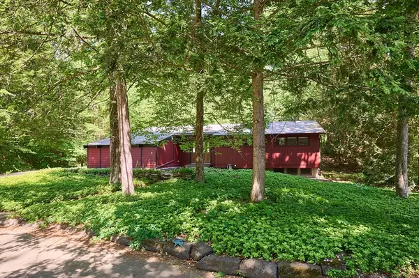 15 Red Fox Ln, Amherst, MA 01002