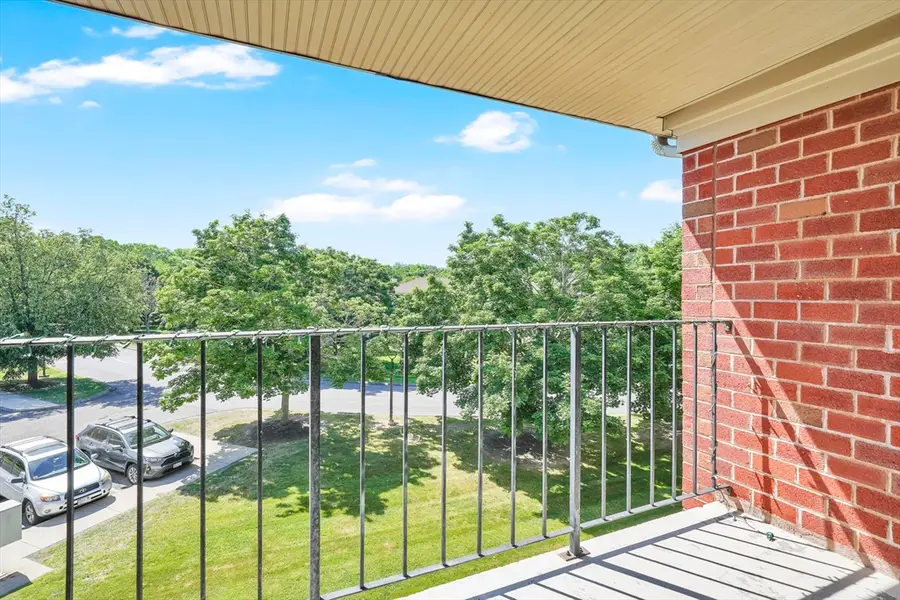 16 Maple Crest Cir #J, Holyoke, MA 01040 - #3