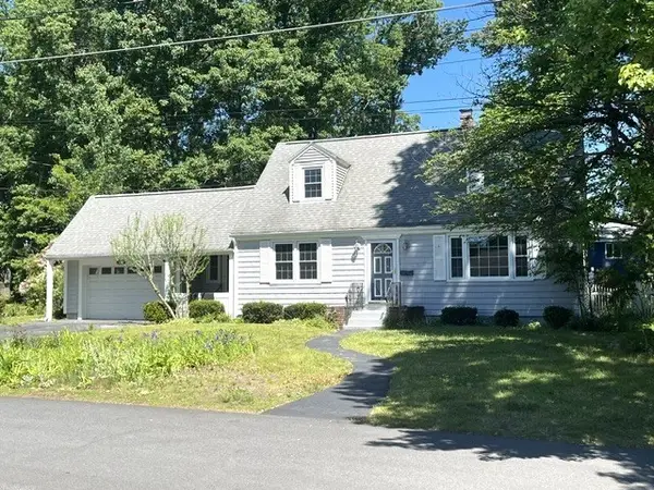 110 Longmeadow Dr, Lowell, MA 01852