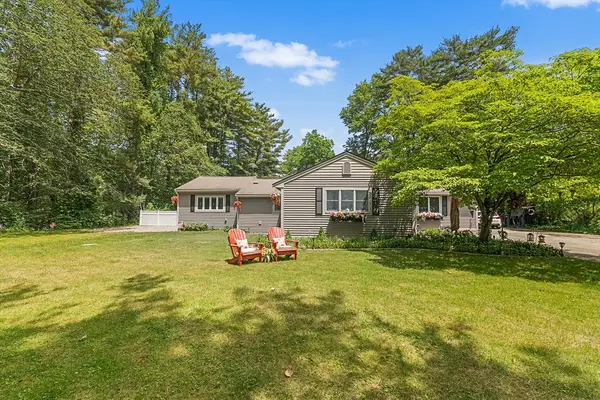 23 Paradise Ln, Halifax, MA 02338