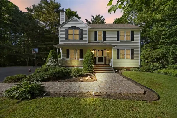 27 N Grove St, Middleboro, MA 02346