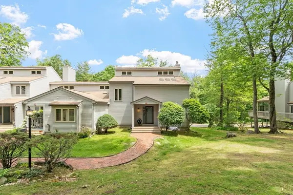 77 Parkhurst Dr #77, Westford, MA 01886