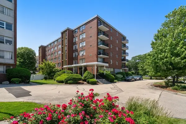 20 Hammond Pond #302, Newton, MA 02459