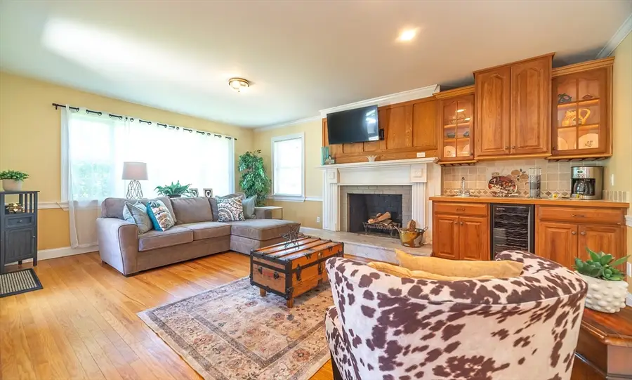 28 Parker St, East Longmeadow, MA 01028 - #3