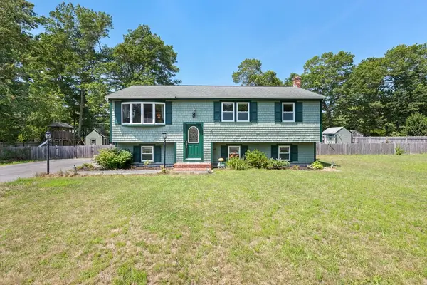 8 Cornish St, Carver, MA 02330