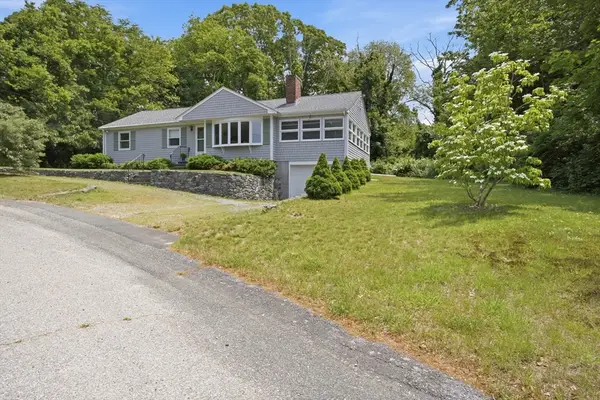 31 Clearwater Dr, Plymouth, MA 02360