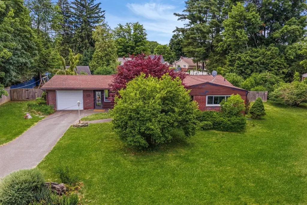 6 Valley Ln, Easthampton, MA 01027 - #1