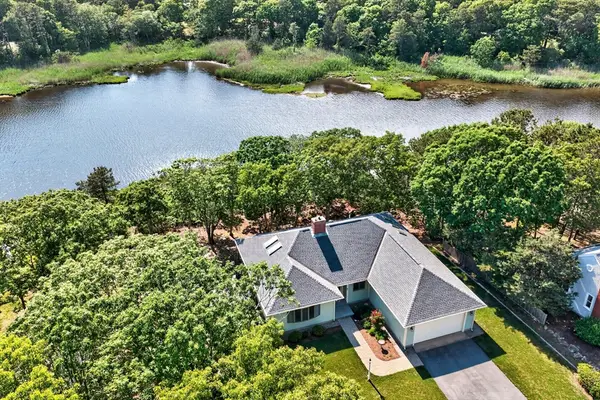 77 Ennsbrook Dr, Falmouth, MA 02536