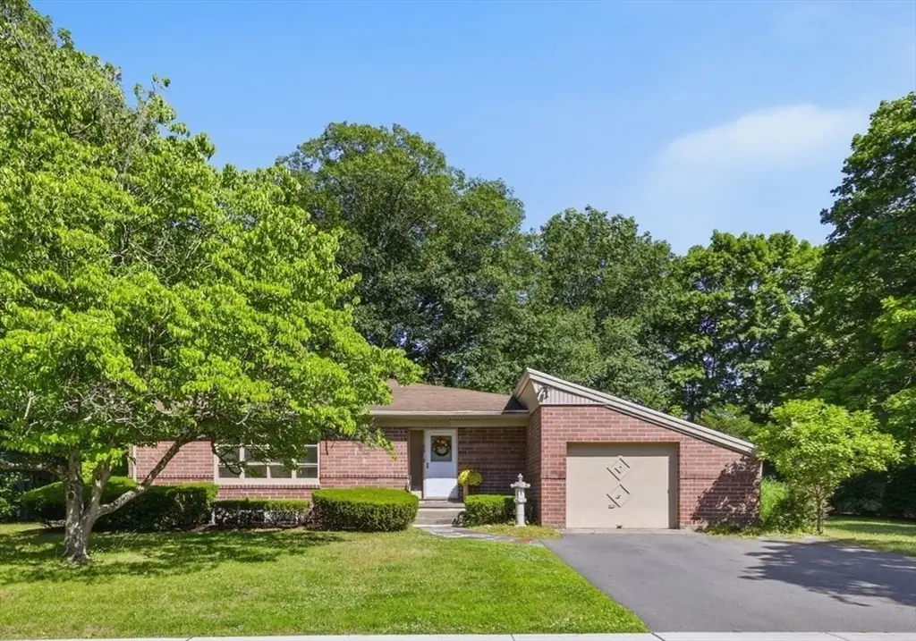 31 Lowell Ave, Westfield, MA 01085 - #1