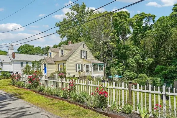 9 Raymond St, Millbury, MA 01527