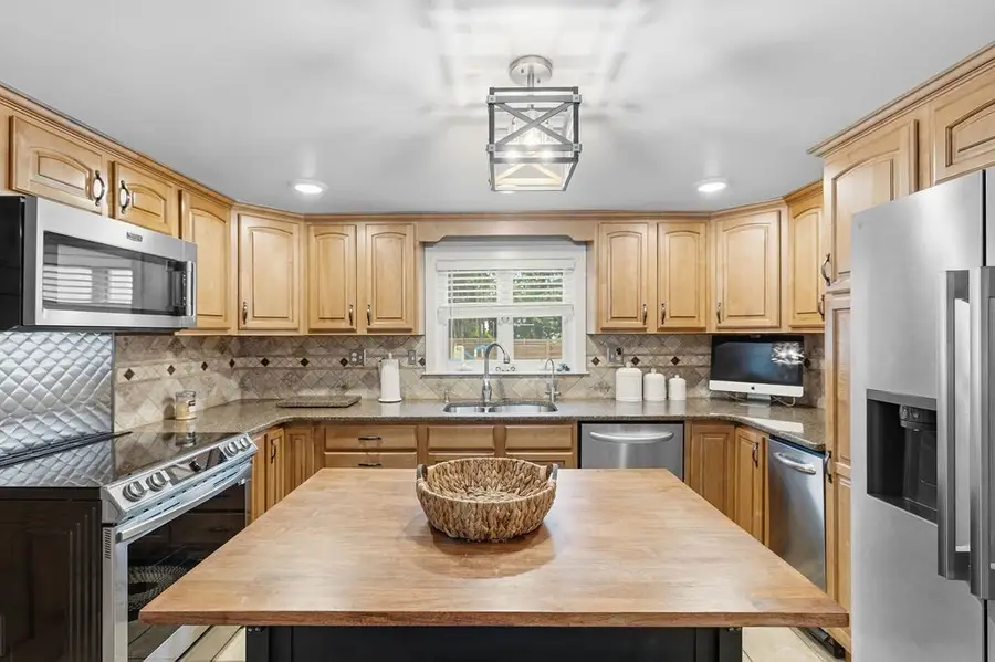 10 Ash St, Fairhaven, MA 02719 - #3