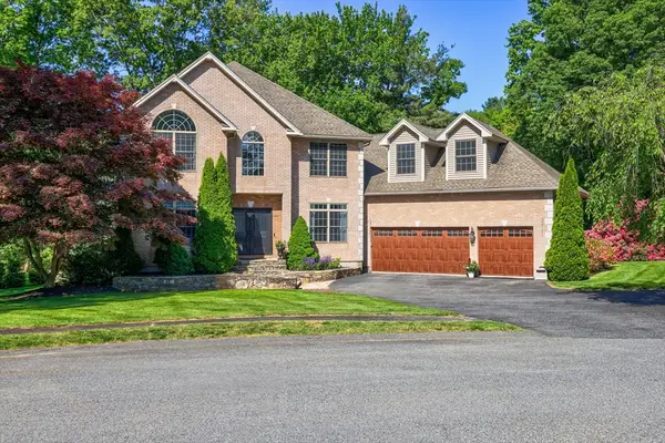 10 Strawberry Knoll Dr, Sutton, MA 01590