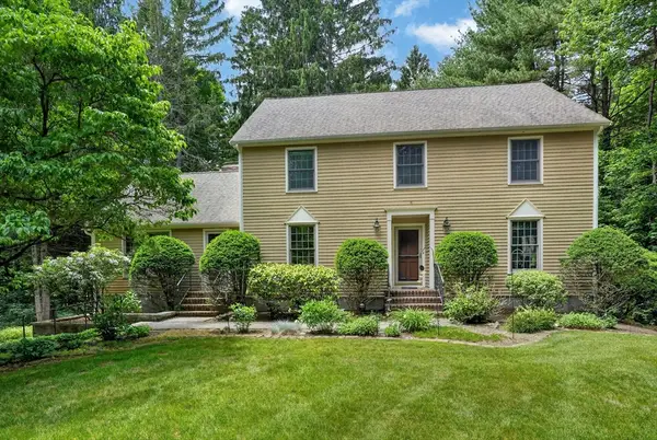 17 Maplewood Road, Medfield, MA 02052