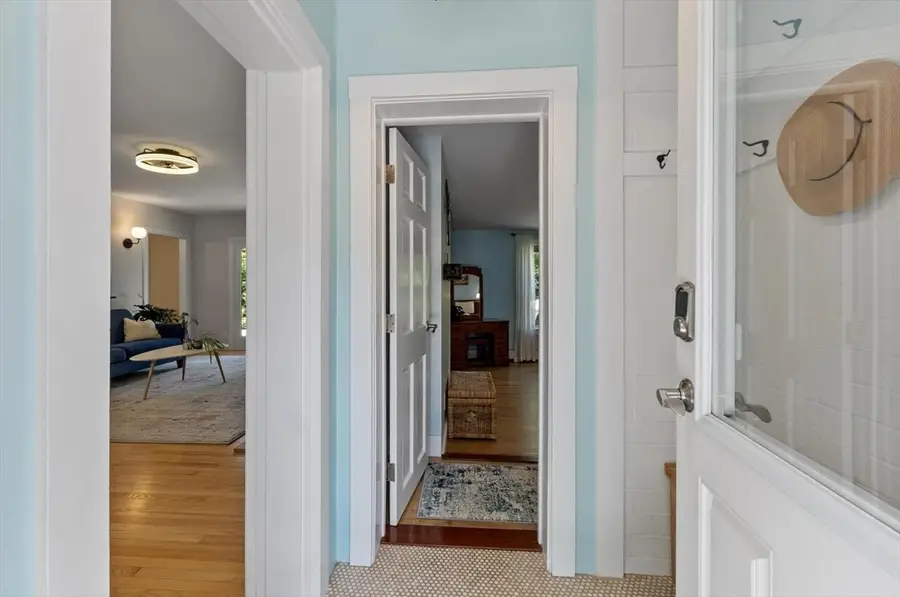 27 Oak Ave, Lunenburg, MA 01462 - #3
