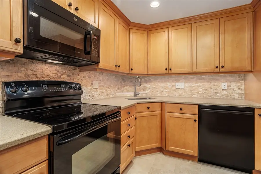 212 Ridgefield Cir #212B, Clinton, MA 01510 - #3