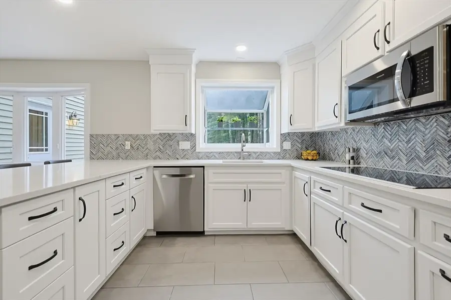 92 Plain St, Medfield, MA 02052 - #3