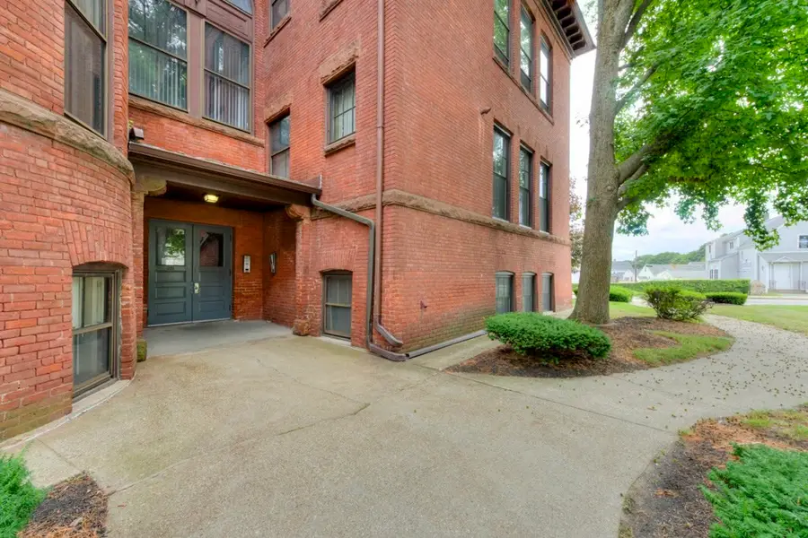 321 Plantation St #102, Worcester, MA 01604 - #2