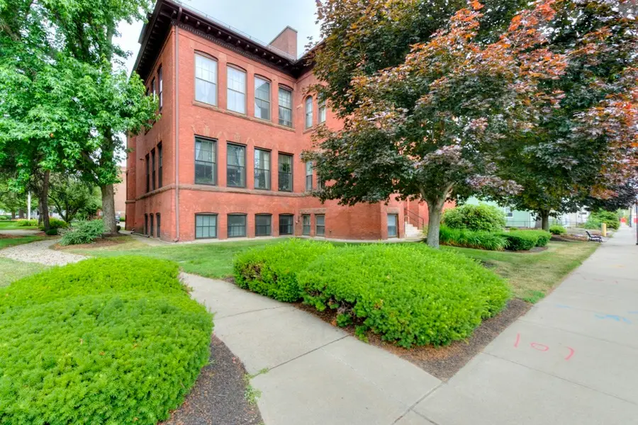 321 Plantation St #102, Worcester, MA 01604 - #3