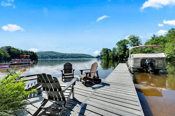 2 Lakeshore Dr, Holland, MA 01521