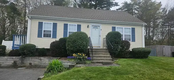 7 Tynan Ave, Taunton, MA 02718