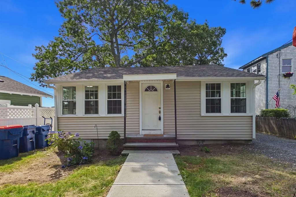 6 Pinehurst Dr, Wareham, MA 02571 - #1