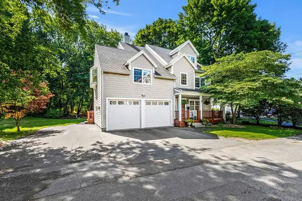 11 Woodbury Ct, Salem, MA 01970