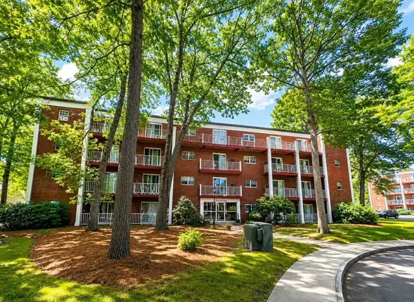 55 Greentree Ln #25, Weymouth, MA 02190