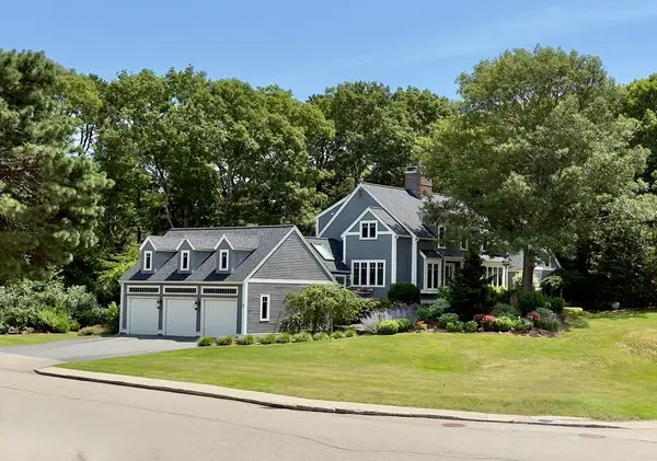 2 Bay Cliff Cir, Plymouth, MA 02360