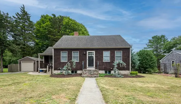 33 Dartmouth St, Fairhaven, MA 02719