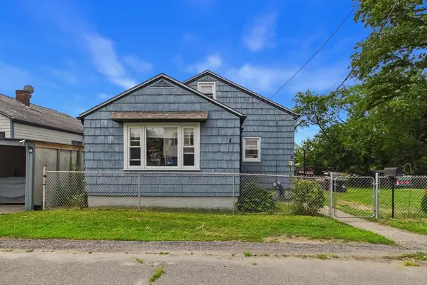 15 Sales St, Fall River, MA 02724