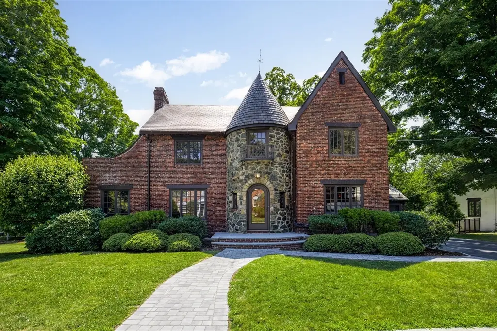 8 Bruce Ln, Newton, MA 02458 - #1