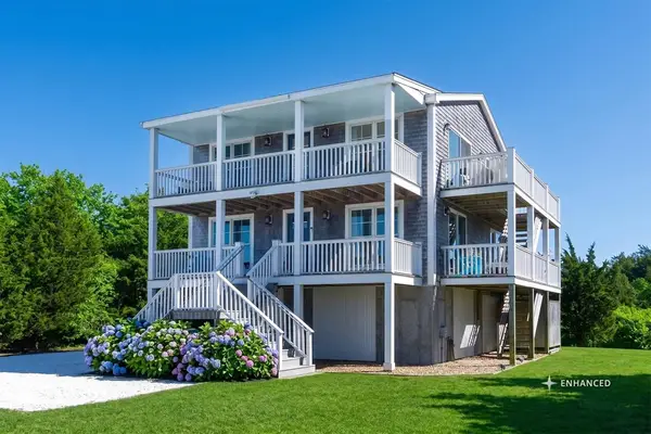 28 Beach Rd, Oak Bluffs, MA 02557