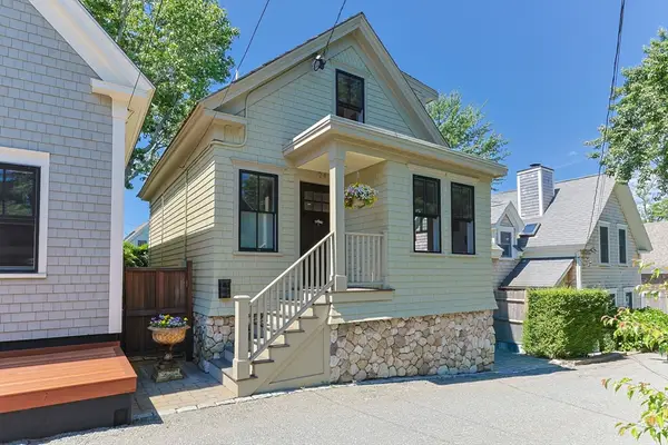24 Cottage St, Provincetown, MA 02657