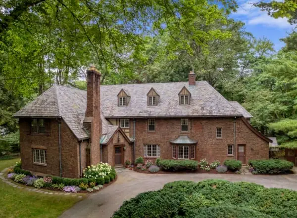 25 Hillside Rd, Wellesley, MA 02481
