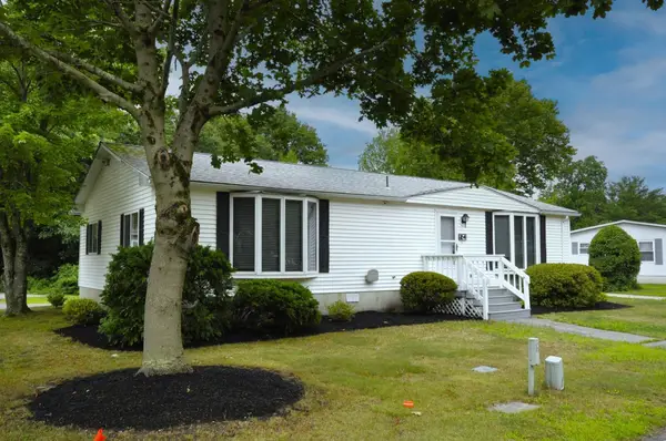 24 Leisurewoods Dr, Rockland, MA 02370