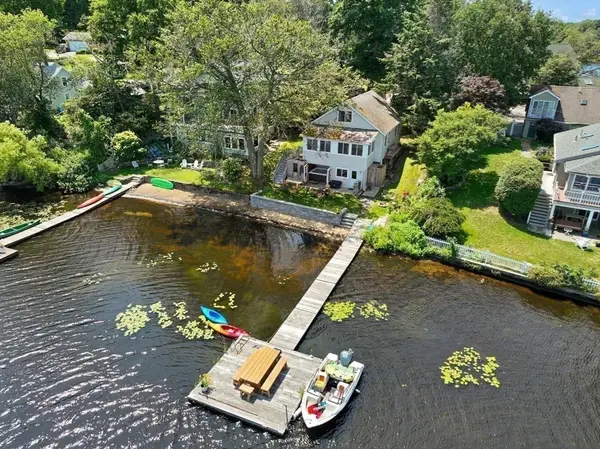44 Lakeshore Dr, Essex, MA 01929